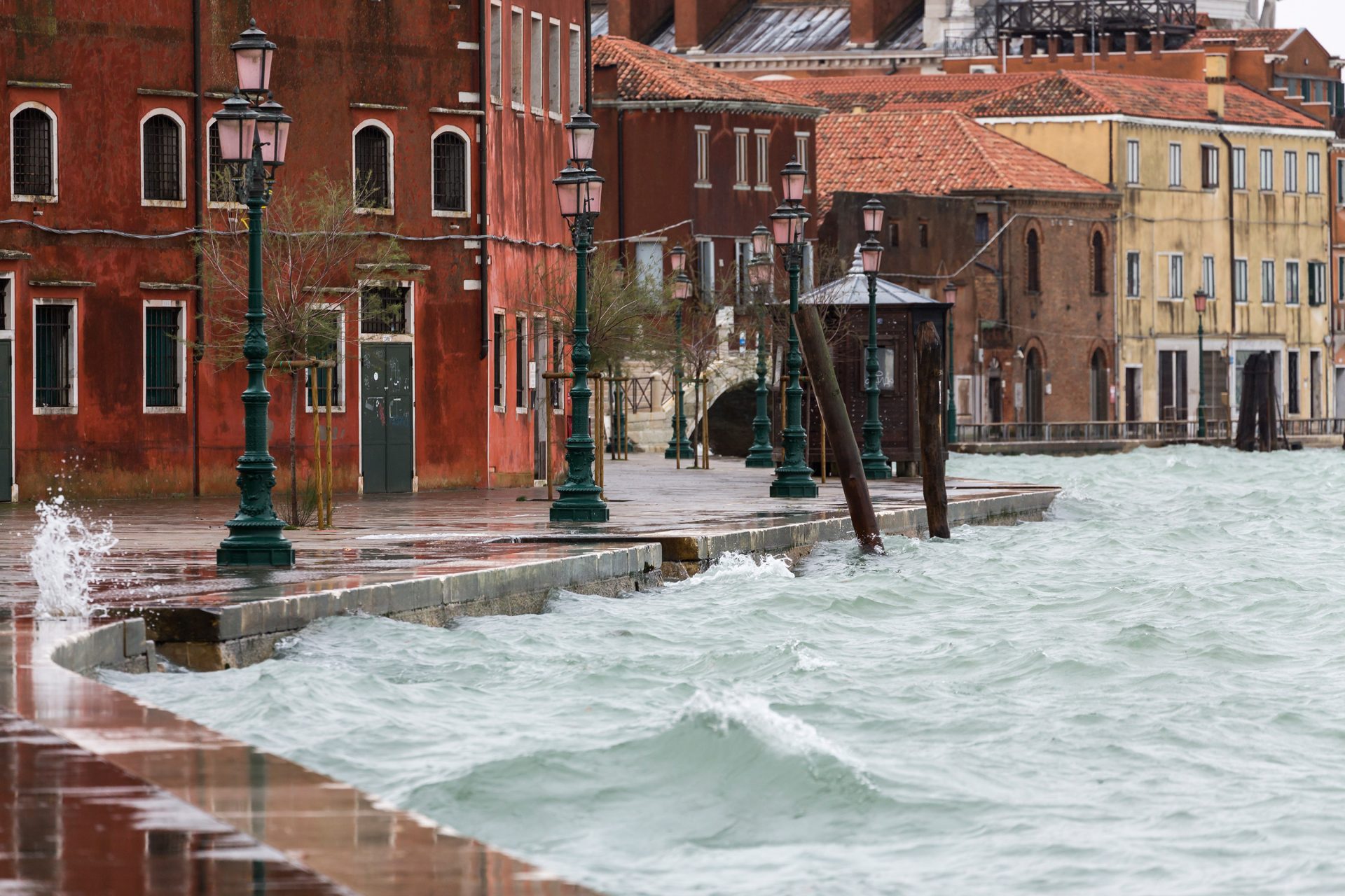 A San Georgio, le niveau de l'eau est proche du niveau du quai. Le clapotis énergique fait passer les vagues par dessus et inonde en fracas la surface des pavés.