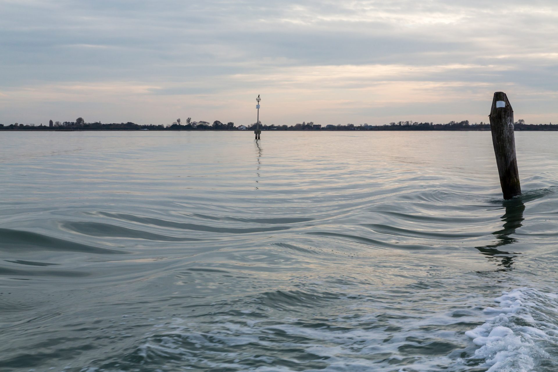 Une lagune d'une eau calme éclairée d'un ciel ambrée