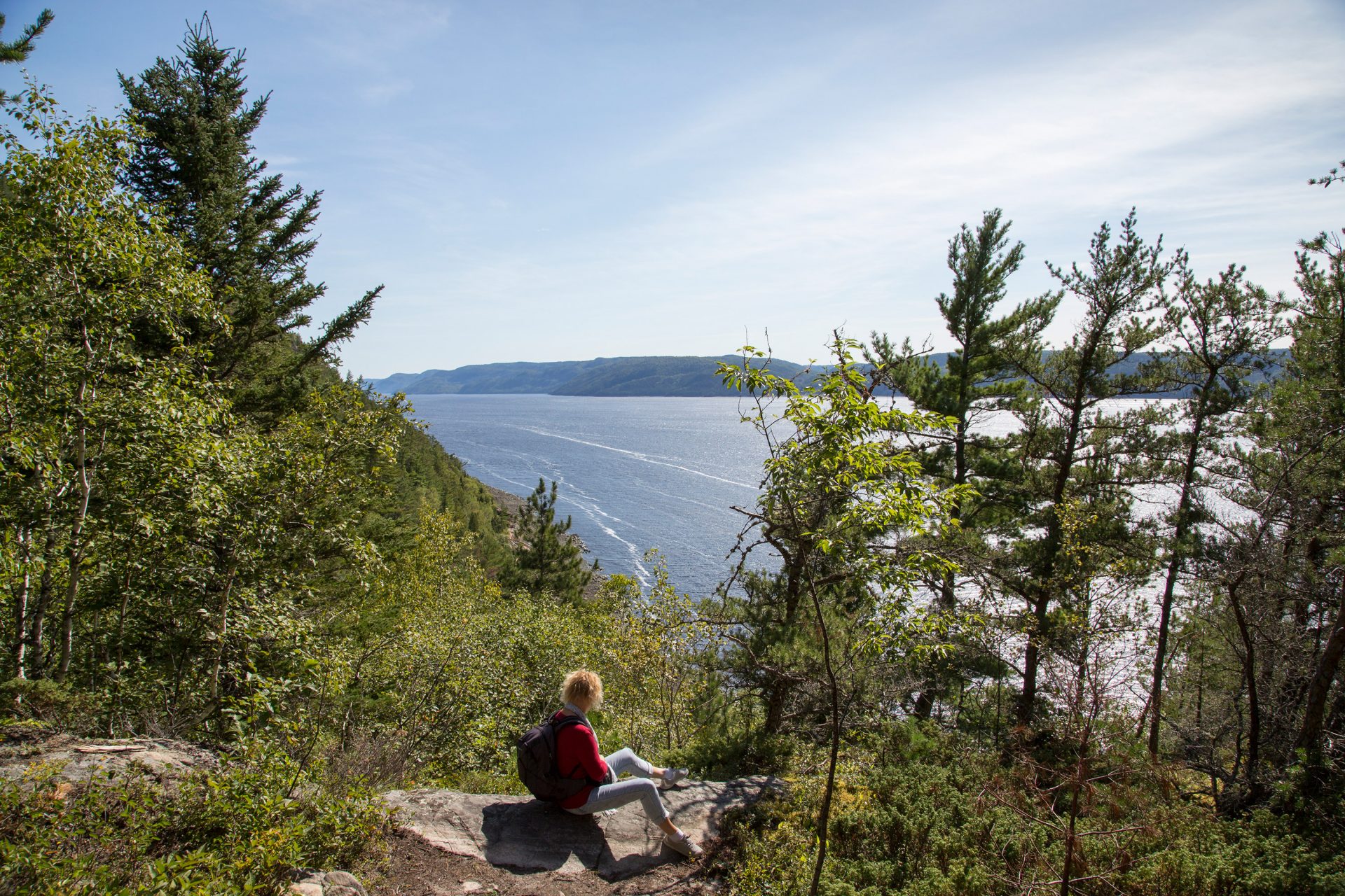 Une exploratrice contemple le fjord devant elle