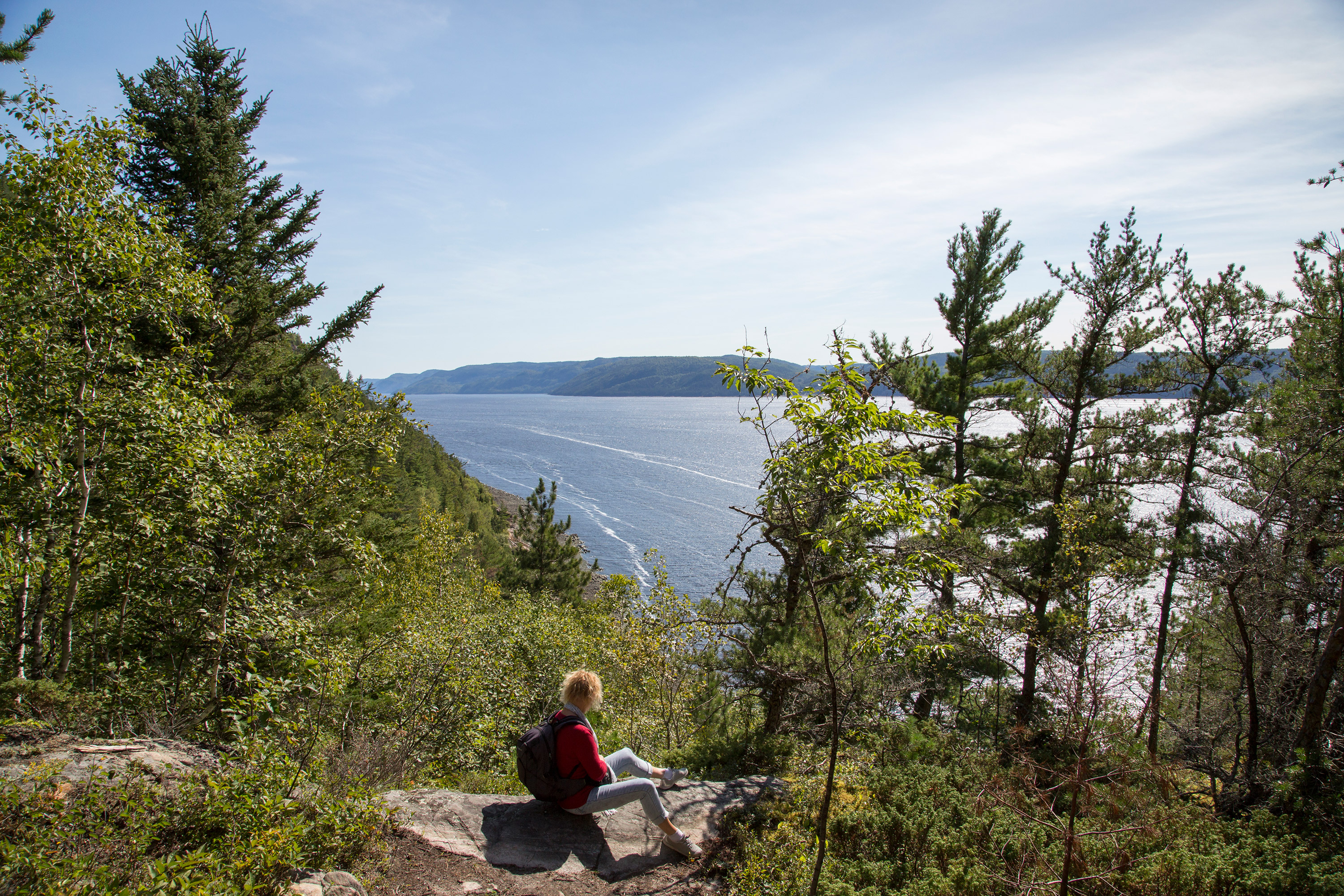 Une exploratrice contemple le fjord devant elle